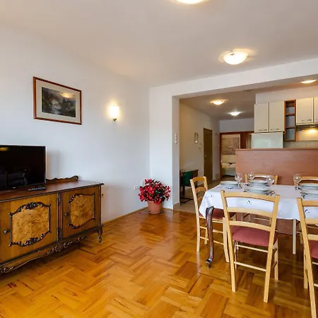 Cozy Nur 500 Meter Zum Mit Privatparkplatz, Klima, Wifi Apartman