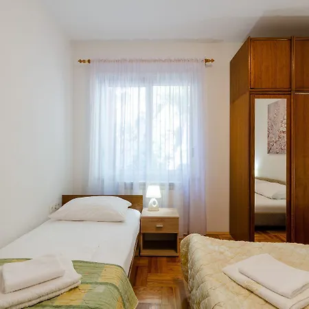 Cozy Nur 500 Meter Zum Mit Privatparkplatz, Klima, Wifi Apartman